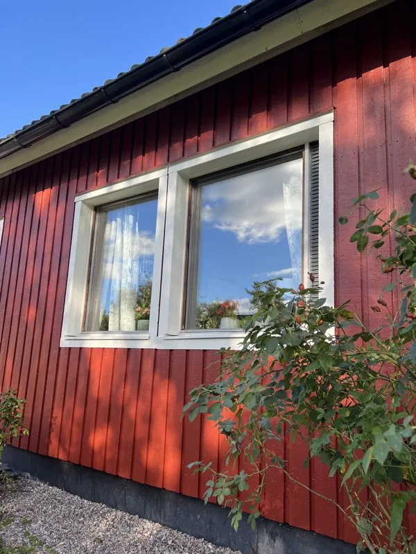 Närbild rena fönster rött hus